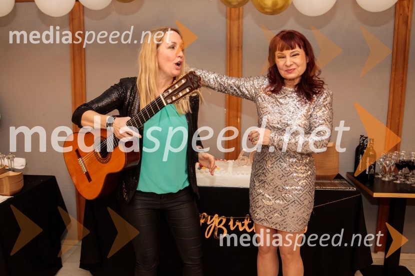  Eva  Hren, pevka;  Violeta Tomić, igralka, bivša poslanka DZObračun, avtorska predstava Violete Tomič, premiera