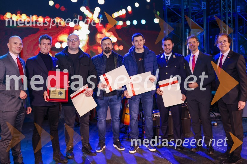  Matej Blažič, direktor, Saubermacher Outsourcing;  ... ;  ... ;  ... ;  ... ;  ... ;  ... ;  Hans Roth, lastnik skupine SaubermacherOdprtje Saubermacher Outsourcing logističnega centra v Hočah