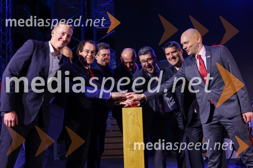  Michal Buban, Go Asset Development;  Hans Roth, lastnik skupine Saubermacher;  ... ; mag. Andreas Liebsch, GO ASSET Development GmbH;  Christof  Vollstedt, Član upravnega odbora Slovensko-nemške gospodarske zbornice in direktor Henkel Slovenija d.o.o.;  Ralf Mittermayr, Saubermacher Dienstleistungs AG;  Matej Blažič, direktor, Saubermacher OutsourcingOdprtje Saubermacher Outsourcing logističnega centra v Hočah