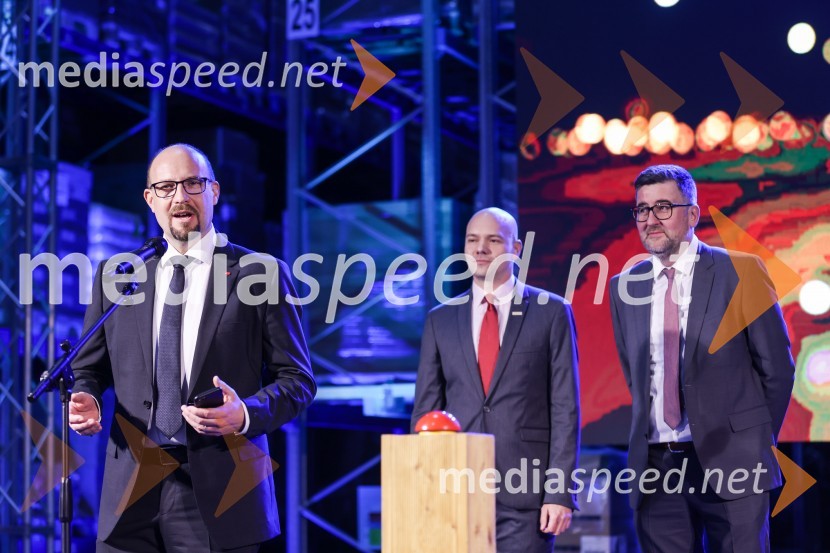  Gregor Majcen, direktor, Henkel Maribor;  Matej Blažič, direktor, Saubermacher Outsourcing;  Christof  Vollstedt, vodja Henklove proizvodnje v EvropiOdprtje Saubermacher Outsourcing logističnega centra v Hočah