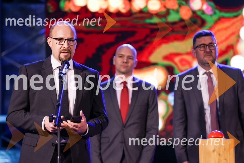  Gregor Majcen, direktor, Henkel Maribor;  Matej Blažič, direktor, Saubermacher Outsourcing;  Christof  Vollstedt, vodja Henklove proizvodnje v EvropiOdprtje Saubermacher Outsourcing logističnega centra v Hočah