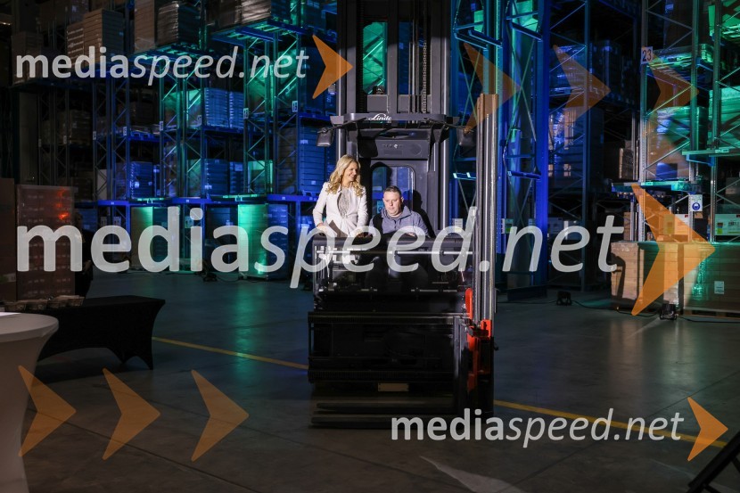  Bernarda Žarn, voditeljica;  ... Odprtje Saubermacher Outsourcing logističnega centra v Hočah