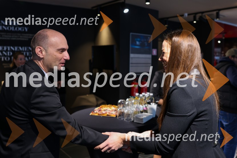  Peter Horvat, vodja znamke DS;  Tina Maze, bivša slovenska alpska smučarka in športna komentatorka, EurosportTina Maze predstavila novi DS 7 CROSSBACK