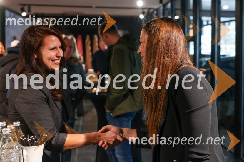  Daniela Dujmović, marketing, PR in produkt managerka, DS Automobiles Slovenija;  Tina Maze, bivša slovenska alpska smučarka in športna komentatorka, EurosportTina Maze predstavila novi DS 7 CROSSBACK