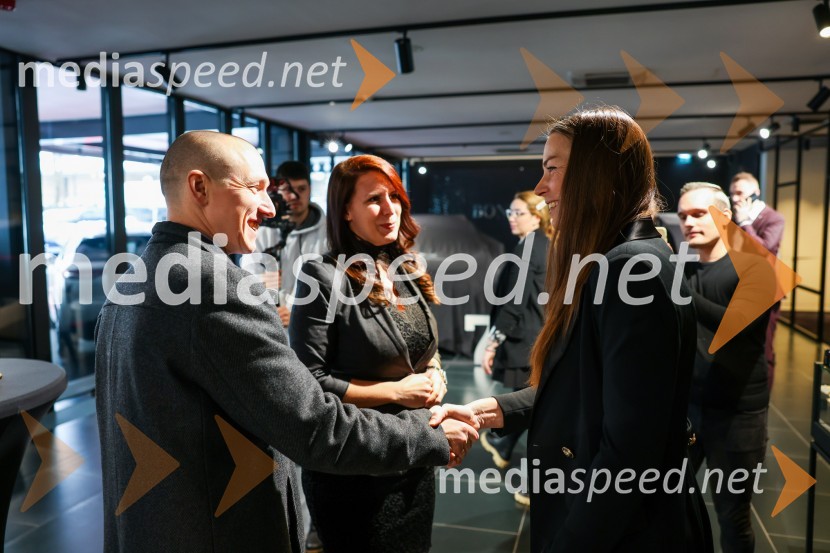  Peter Horvat, vodja znamke DS;  Daniela Dujmović, marketing, PR in produkt managerka, DS Automobiles Slovenija;  Tina Maze, bivša slovenska alpska smučarka in športna komentatorka, EurosportTina Maze predstavila novi DS 7 CROSSBACK
