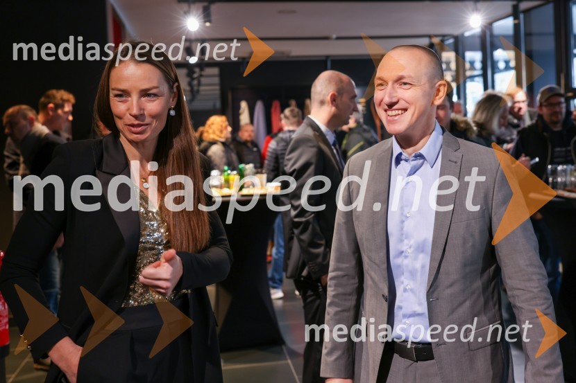  Tina Maze, bivša slovenska alpska smučarka in športna komentatorka, Eurosport;  Filip Koren, generalni direktor, C Automobil Import d.o.oTina Maze predstavila novi DS 7 CROSSBACK