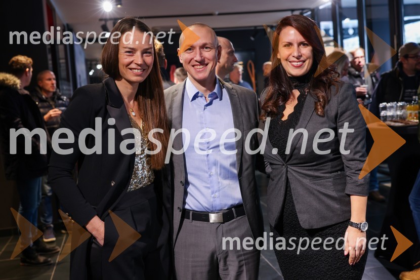  Tina Maze, bivša slovenska alpska smučarka in športna komentatorka, Eurosport;  Filip Koren, generalni direktor, C Automobil Import d.o.o;  Daniela Dujmović, marketing, PR in produkt managerka, DS Automobiles SlovenijaTina Maze predstavila novi DS 7 CROSSBACK