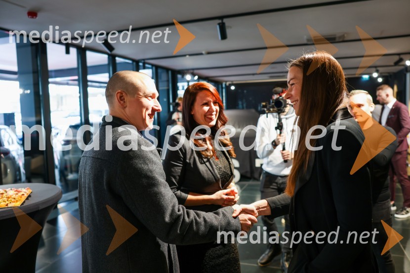  Peter Horvat, vodja znamke DS;  Daniela Dujmović, marketing, PR in produkt managerka, DS Automobiles Slovenija;  Tina Maze, bivša slovenska alpska smučarka in športna komentatorka, EurosportTina Maze predstavila novi DS 7 CROSSBACK