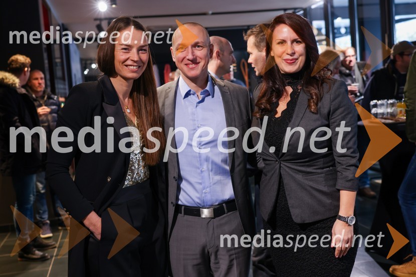  Tina Maze, bivša slovenska alpska smučarka in športna komentatorka, Eurosport;  Filip Koren, generalni direktor, C Automobil Import d.o.o;  Daniela Dujmović, marketing, PR in produkt managerka, DS Automobiles SlovenijaTina Maze predstavila novi DS 7 CROSSBACK