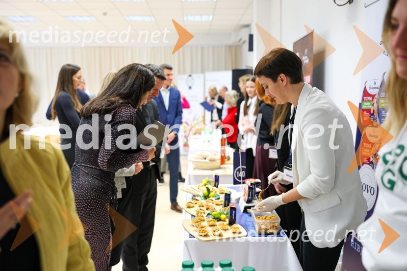  Betka Šuhel Mikolič, mentorica nastopanja v javnosti, radijska in televizijska voditeljica, podjetje BPR;  Laura Sabljaković, vodja, DelamarisRazglašena so najbolj inovativna živila leta 2023