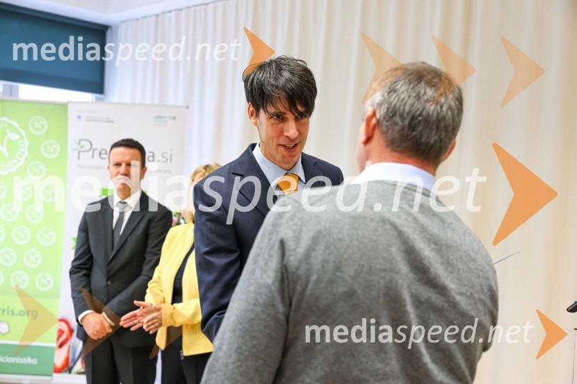 prof. dr. Igor Pravst, vodja raziskovalne skupine, Inštitut za nutricionistiko;  Miran Božič, direktor, Mlekarna PlanikaRazglašena so najbolj inovativna živila leta 2023