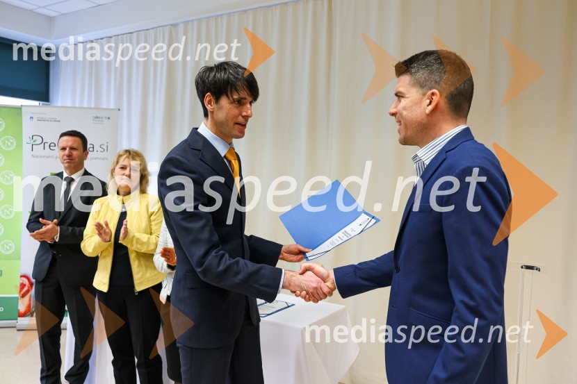 prof. dr. Igor Pravst, vodja raziskovalne skupine, Inštitut za nutricionistiko;  Jaka Lončarič, direktor marketinga in razvoja, Pekarna Grosuplje, Don Don d.o.o.Razglašena so najbolj inovativna živila leta 2023