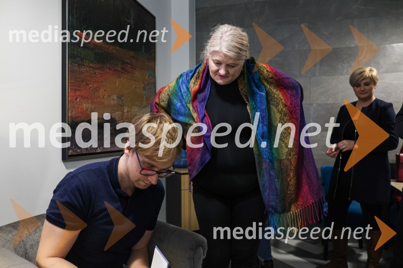  David Zupančič, specializant infektologije, pisatelj in spletni vplivnež;  ... Najhitreje prodajani pisatelj v Sloveniji je David Zupančič