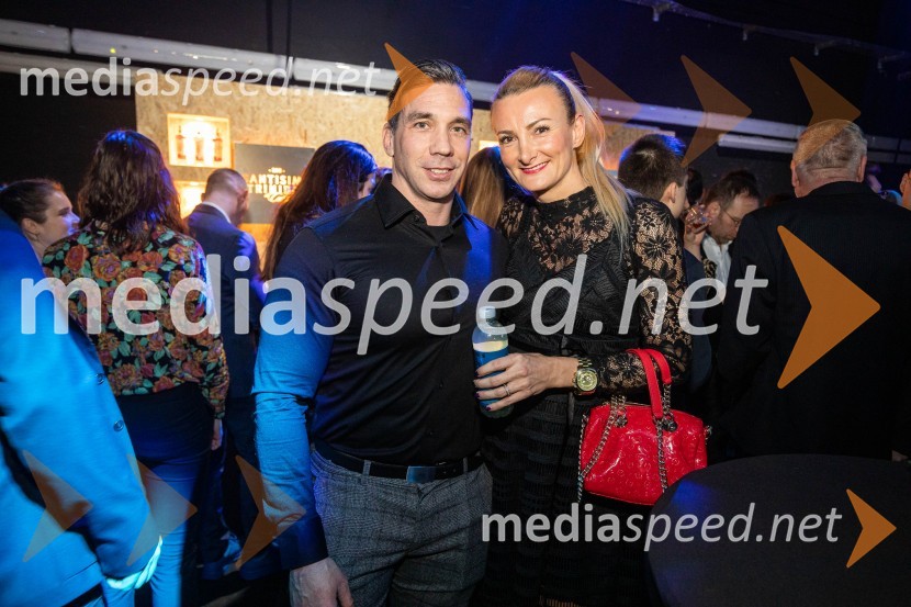  Luka Ravnič;  Janja Horvat RavničOutstanding 2022, presežki v zunanjem oglaševanju, DRUŽENJE