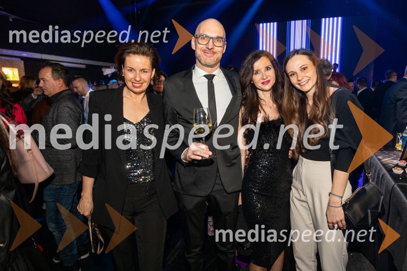  ... ;  Urban  Korenjak, direktor trženja Europlakat; dr. dent. med. Branka Vran Benkovič, zobozdravnica;  ... Outstanding 2022, presežki v zunanjem oglaševanju, DRUŽENJE