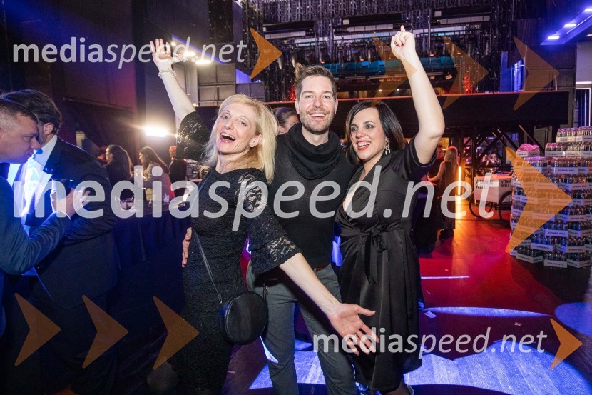  ... ;  ... ;  Petra Košir, oglasno trženje revije GLOSSOutstanding 2022, presežki v zunanjem oglaševanju, DRUŽENJE