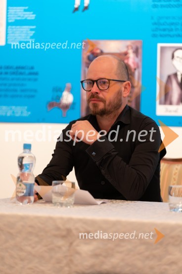  Uroš Dokl, Muzej narodne osvoboditve MariborNovinarska konferenca pred odprtjem razstave Ste me hoteli videti strto? Muzej človekovih pravic