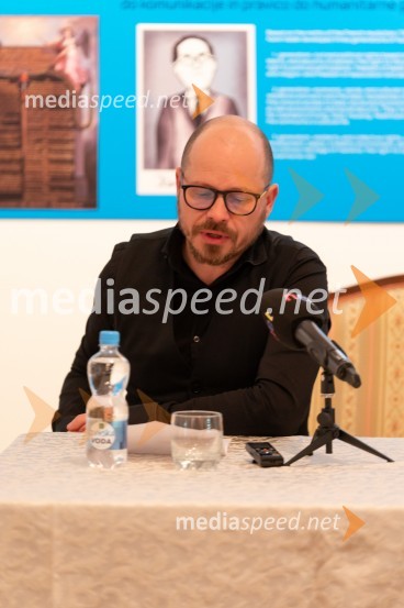  Uroš Dokl, Muzej narodne osvoboditve MariborNovinarska konferenca pred odprtjem razstave Ste me hoteli videti strto? Muzej človekovih pravic