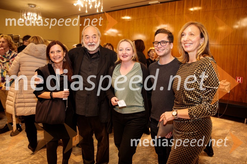  Darja Hlavka Godina, glasbena oblikovalka;  Karpo Godina, režiser;  Hana Godina;  Tom Klemen, bloger; mag. Ladeja Godina Košir, voditeljica platforme Circular Change, sopredsedujoča AmCham Komisiji za krožno gospodarstvo in delitveno ekonomijoRuta Grupa Triglav 2023, odprtje gledališkega festivala s premierno uprizoritvijo drame Praznovanje