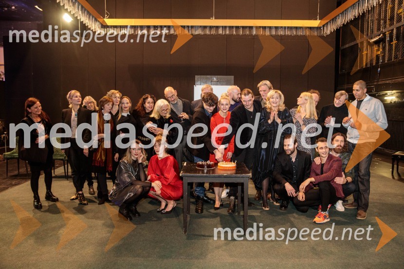  ... ;  Eva Mahkovic, dramaturginja;  ... ;  Maja Cerar, lektorica;  Meta Mačak, igralka;  Viktorija Bencik Emeršič, igralka;  Klara Kuk, igralka, manekenka;  Karin Fritz, scenografka;  Julita Kropec, igralka;  Bjanka Adžić Ursulov, kostumografinja;  Boris  Ostan, igralec;  Jožef Ropoša, igralec;  Branko Jordan, igralec;  Iva Krajnc Bagola, igralka;  Jaka Lah, igralec;  Filip Samobor, igralec;  Boris  Kerč, igralec;  Judita Zidar, igralka;  Gal  Oblak, igralec ;  Tjaša  Železnik, igralka;  Voranc  Boh, igralec;  Alojz Svete, igralec;  Tomo Tomšič, igralec;  Joseph Nzobandora - Jose, raper, Murat & JoseRuta Grupa Triglav 2023, odprtje gledališkega festivala s premierno uprizoritvijo drame Praznovanje