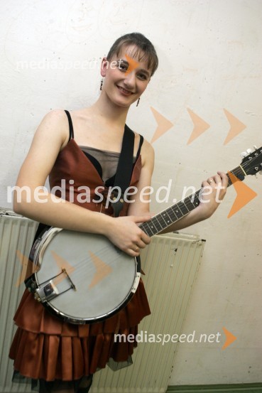 Majda Neveršnik, vokalistka in kitaristka ansambla NavihankeRazglasitev Slovenca leta 2005 Nedeljskega dnevnika