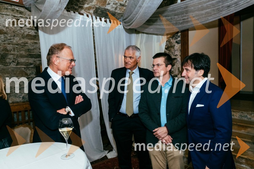  Janez  Škrabec, direktor Riko d.o.o.;  Slobodan Sibinčič , generalni sekretar Evropskega združenja poslovnih medijev, predsednik sveta Managerskih koncertov, Švedski generalni častni konzul;  ... ;  Tomaž Kavčič, kuharski mojster, Pri Lojzetu, Zemono, podpredsednik BASSRedna letna skupščina Slovenskega konzularnega zbora