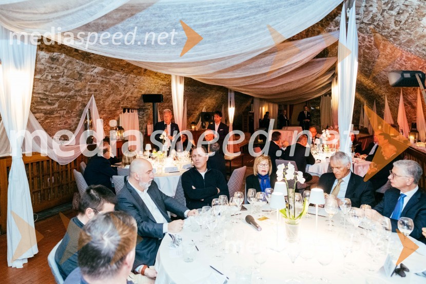  ... ;  ... ;  Nevenka Leban Orešič, pianistka, častna konzulka Republike Litve;  Slobodan Sibinčič , generalni sekretar Evropskega združenja poslovnih medijev, predsednik sveta Managerskih koncertov, Švedski generalni častni konzul;  Franjo Bobinac, podpredsednik in generalni direktor za globalni marketing, Hisense International., predsednik Rokometne zveze SlovenijeRedna letna skupščina Slovenskega konzularnega zbora