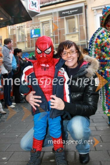 Leonida Klasinc, spremljevalka Suada Filekoviča, nogometaša, s pustno maskoPustna povorka v Mariboru