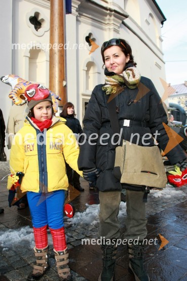 Ksenija Mišič, igralka, in njen sin Angel LavPustna povorka v Mariboru