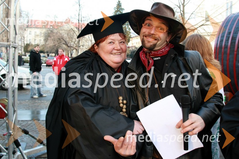 Majda Struc, generalna sekretarka ZPM (Zveza prijateljev mladine), in čarovnik GregorPustna povorka v Mariboru