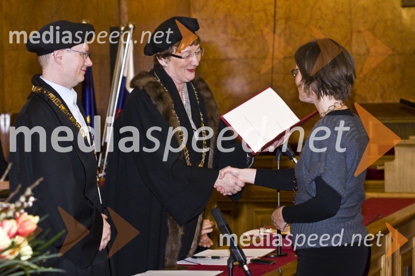 Prof. dr. Martin Germ, prodekan za podiplomski študij, informacijski sistem in založništvo Filozofske fakultete Univerze v Ljubljani, prorektorica prof. dr. Julijana Kristl in dr. Simona Bergoč, doktorica znanosti s področja jezikoslovjaPromocija doktorjev znanosti Univerze v Ljubljani