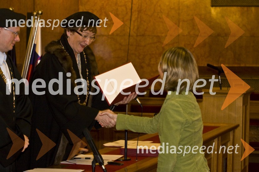 Prof. dr. Martin Germ, prodekan za podiplomski študij, informacijski sistem in založništvo Filozofske fakultete Univerze v Ljubljani, prorektorica prof. dr. Julijana Kristl in dr. Manca Kandare, doktorica znanosti s področja psihologijePromocija doktorjev znanosti Univerze v Ljubljani