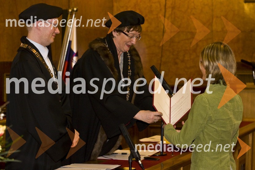 Prof. dr. Martin Germ, prodekan za podiplomski študij, informacijski sistem in založništvo Filozofske fakultete Univerze v Ljubljani, prorektorica prof. dr. Julijana Kristl in dr. Manca Kandare, doktorica znanosti s področja psihologijePromocija doktorjev znanosti Univerze v Ljubljani