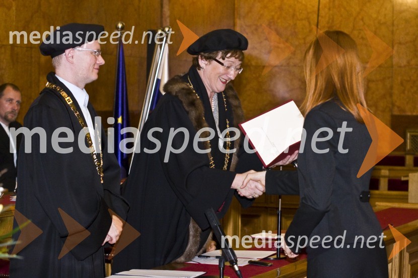 Prof. dr. Martin Germ, prodekan za podiplomski študij, informacijski sistem in založništvo Filozofske fakultete Univerze v Ljubljani, prorektorica prof. dr. Julijana Kristl in dr. Irena Kapš Vodopivec, doktorica znanosti s področja jezikoslovjaPromocija doktorjev znanosti Univerze v Ljubljani