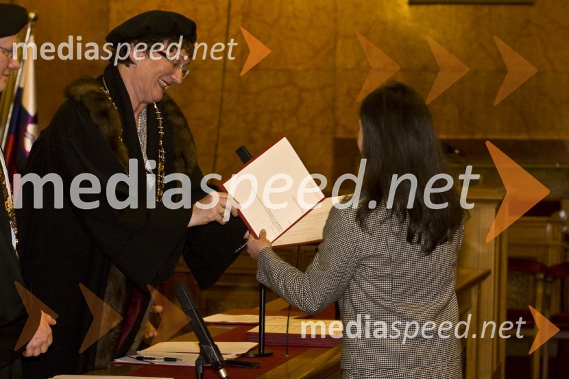 Prof. dr. Martin Germ, prodekan za podiplomski študij, informacijski sistem in založništvo Filozofske fakultete Univerze v Ljubljani, prorektorica prof. dr. Julijana Kristl in dr. Jela Krečič, doktorica znanosti iz področja filozofijePromocija doktorjev znanosti Univerze v Ljubljani