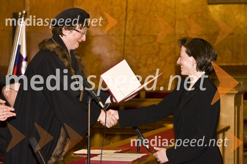 Prorektorica prof. dr. Julijana Kristl in Irma Potočnik Slavič, doktorica znanosti s področja geografijePromocija doktorjev znanosti Univerze v Ljubljani