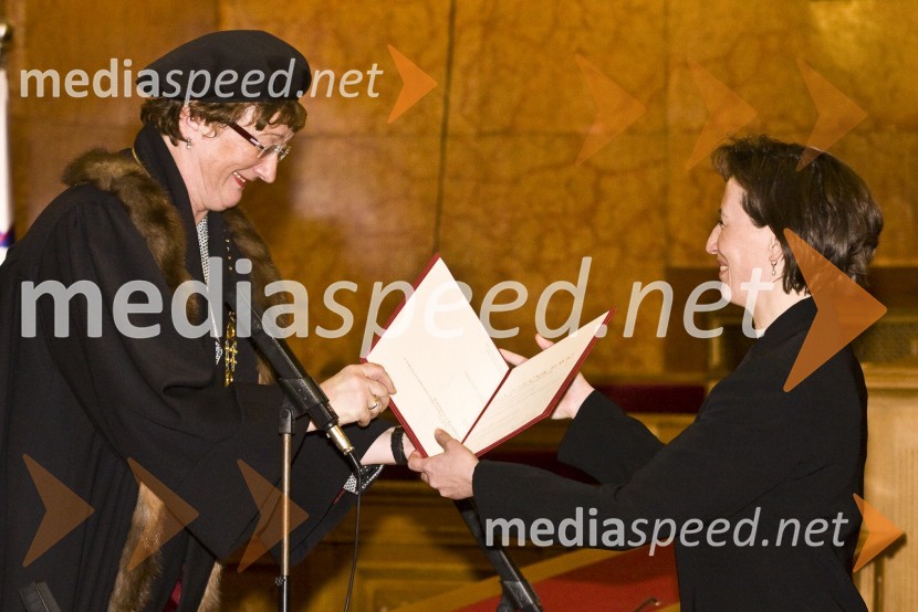 Prorektorica prof. dr. Julijana Kristl in Irma Potočnik Slavič, doktorica znanosti s področja geografijePromocija doktorjev znanosti Univerze v Ljubljani