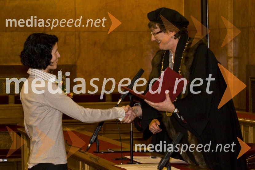 Prorektorica prof. dr. Julijana Kristl in dr. Sonja Svoljšak, doktorica znanosti s področja bibliotekarstvaPromocija doktorjev znanosti Univerze v Ljubljani