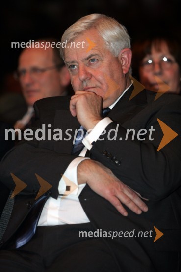 Milan Kučan, nekdanji predsednik Republike SlovenijeRazglasitev Slovenca leta 2005 Nedeljskega dnevnika