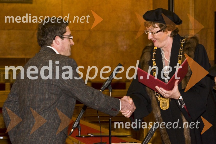 Dr. Matjaž Mesarič, doktor znanosti s področja veterinarske medicine in prorektorica prof. dr. Julijana Kristl, promotorPromocija doktorjev znanosti Univerze v Ljubljani