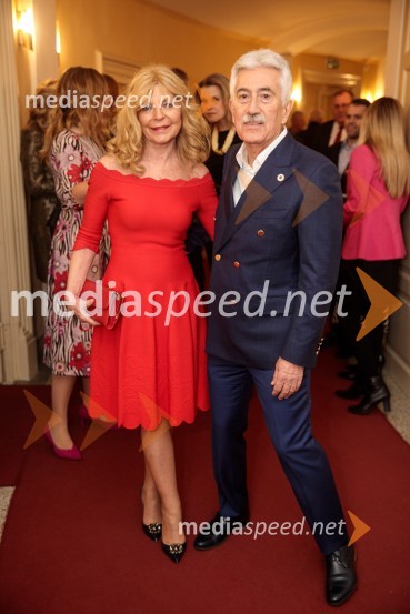  Darja Kuhar Kotnik, soustanoviteljica in podpredsednica Društva za zdravje naroda;  Rajko Kotnik, bivši višji državni odvetnik, predsednik Lions kluba Ljubljana RožnikItalijanka v Alžiru, premiera opere v SNG Opera in balet Ljubljana