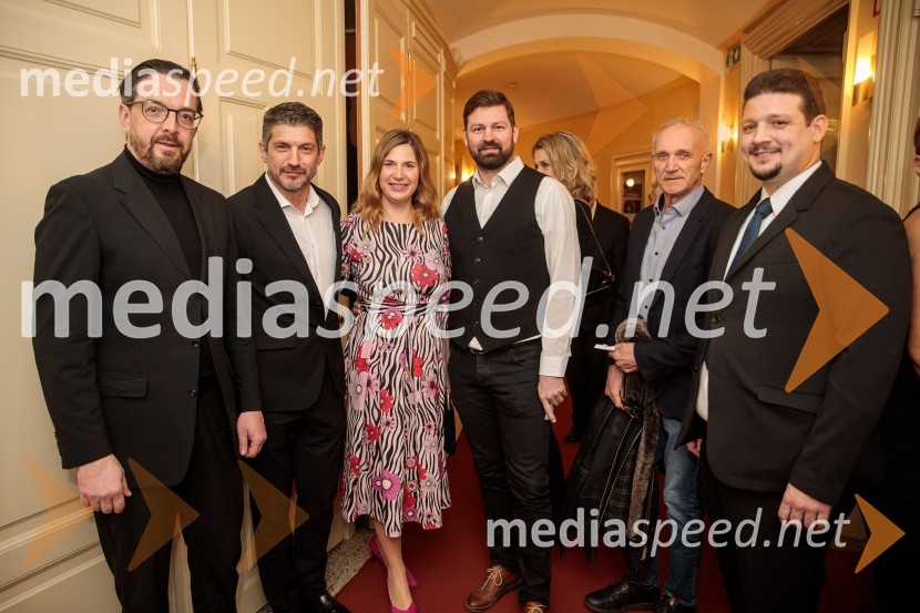  Marko  Hribernik, dirigent, umetniški direktor opere;  Ivan  Andres Arnšek, vodja za stike z javnostjo, Opera in Balet Ljubljana;  Barbara Čepirlo Čičigoj, odnosi z javnostjo Opera in Balet Ljubljana;  Jure Počkaj, operni solist, nekdanji inšpektor orkestra ljubljanske Opere;  Bojan Gombač, upokojeni orkestrski glasbenik in inšpektor orkestra;  Iztok Kocen, dirigentItalijanka v Alžiru, premiera opere v SNG Opera in balet Ljubljana