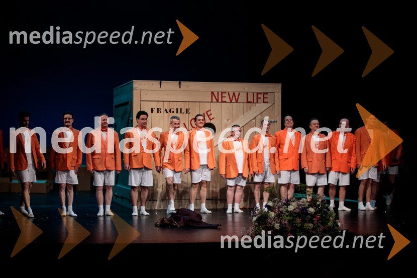 Izvrsten moški zbor ljubljanske Opere pod vodstvom Željke Ulčnik RemicItalijanka v Alžiru, premiera opere v SNG Opera in balet Ljubljana