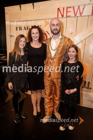  Ema Martinčič;  Sara Martinčič;  Peter Martinčič, operni pevec;  ... Italijanka v Alžiru, premiera opere v SNG Opera in balet Ljubljana