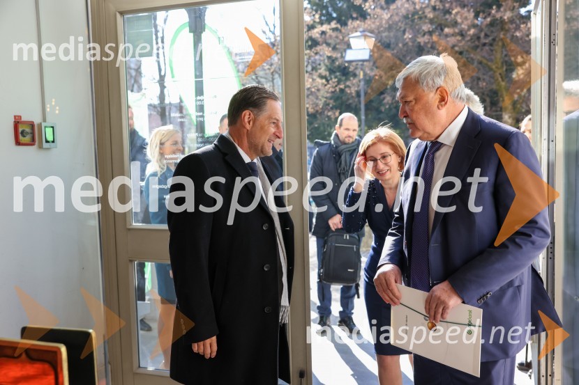  John Denhof, predsednik uprave NKBM; mag. Anita Stojčevska, glavna izvršna direktorica SKB;  Sándor Csányi, predsednik in glavni izvršni direktor, OTP BankNova KBM postala članica skupine OTP, novinarska konferenca