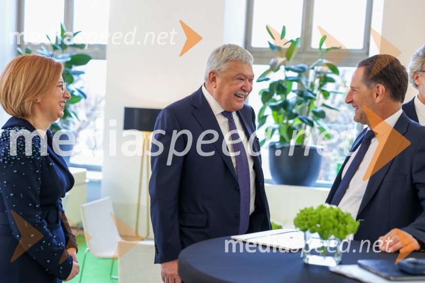 mag. Anita Stojčevska, glavna izvršna direktorica SKB;  Sándor Csányi, predsednik in glavni izvršni direktor, OTP Bank;  John Denhof, predsednik uprave NKBMNova KBM postala članica skupine OTP, novinarska konferenca