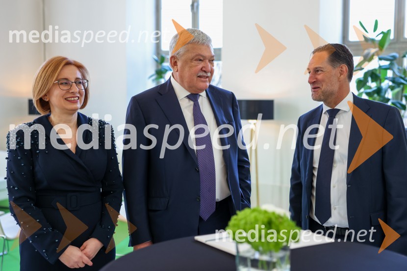 mag. Anita Stojčevska, glavna izvršna direktorica SKB;  Sándor Csányi, predsednik in glavni izvršni direktor, OTP Bank;  John Denhof, predsednik uprave NKBMNova KBM postala članica skupine OTP, novinarska konferenca