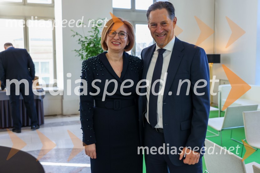 mag. Anita Stojčevska, glavna izvršna direktorica SKB;  John Denhof, predsednik uprave NKBMNova KBM postala članica skupine OTP, novinarska konferenca