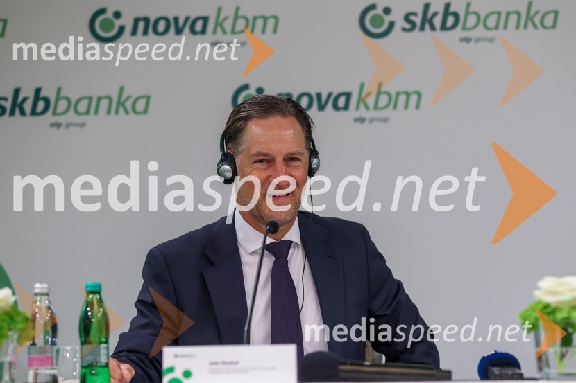  John Denhof, predsednik uprave NKBMNova KBM postala članica skupine OTP, novinarska konferenca