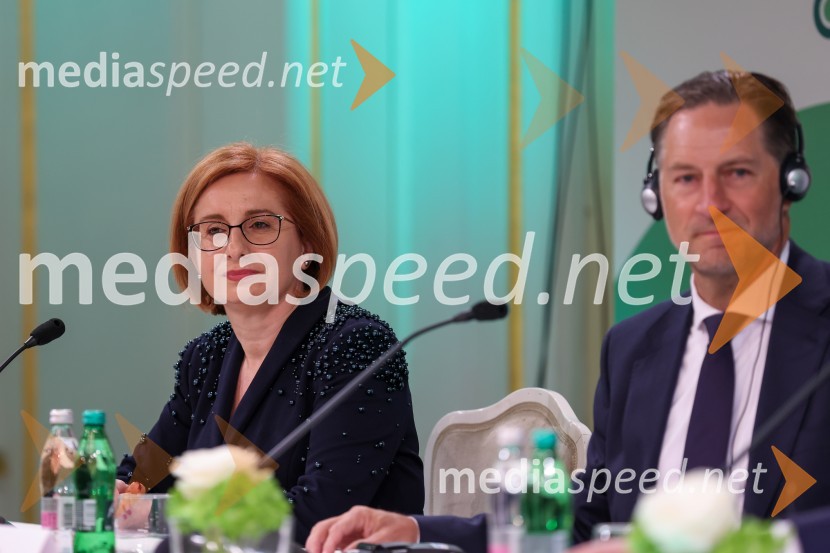 mag. Anita Stojčevska, glavna izvršna direktorica SKB;  John Denhof, predsednik uprave NKBMNova KBM postala članica skupine OTP, novinarska konferenca
